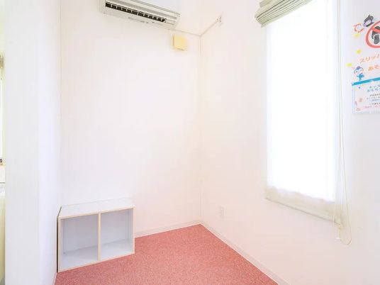 窓のある小部屋  
