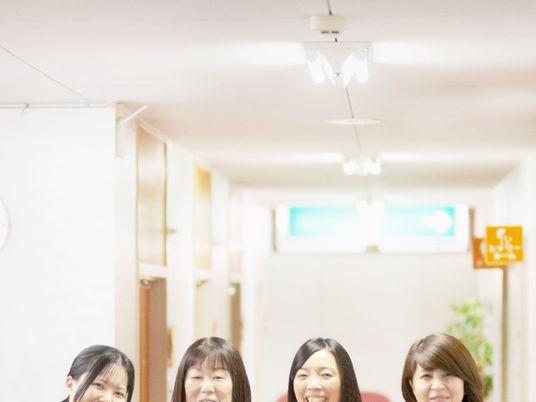 明るい廊下と職員の笑顔  