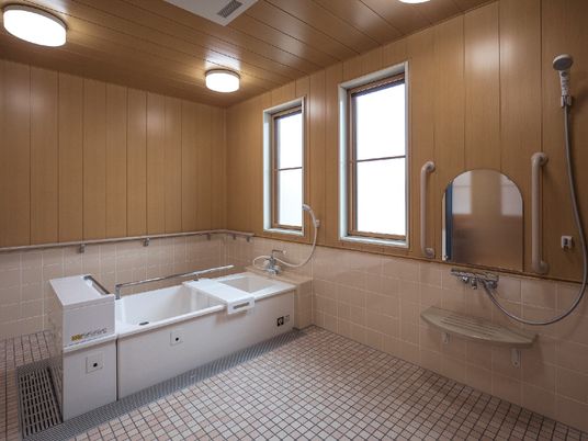 明るく清潔感のある浴室である。暖房やシャワー、手すりが完備されている。広さがあるので車椅子の乗り入れも可能である。