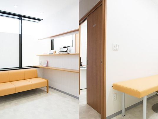 明るい待合室の出入口  