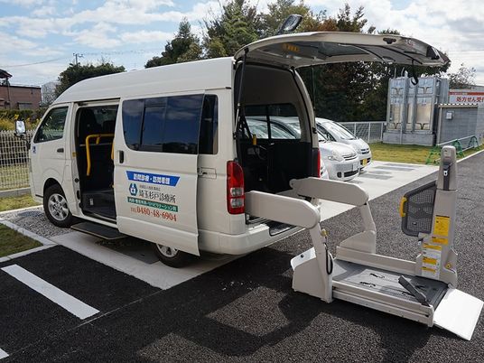 送迎車と昇降機の駐車場  