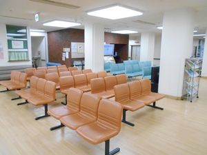 待合ベンチのある廊下  