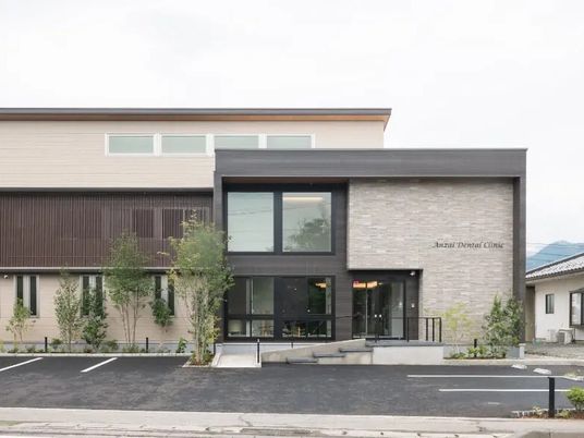 落ち着いた外観の建物  