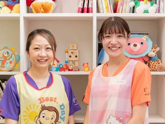 スタッフの笑顔と棚  