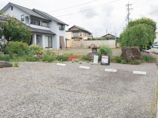 庭先と住宅の外観  