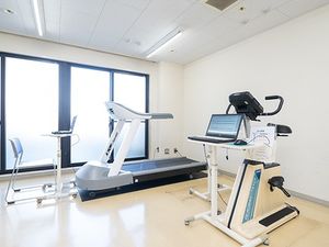 機能訓練室の運動機器  