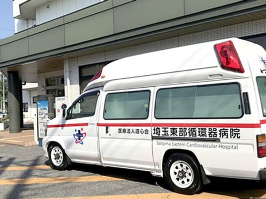 送迎車が停車する外観  