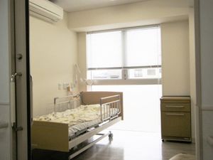 明るい個室の居室  