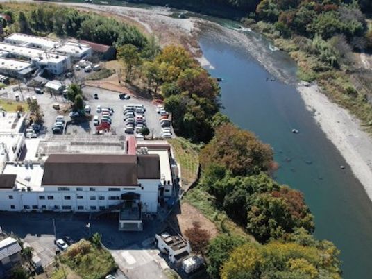 河川沿いの施設外観  