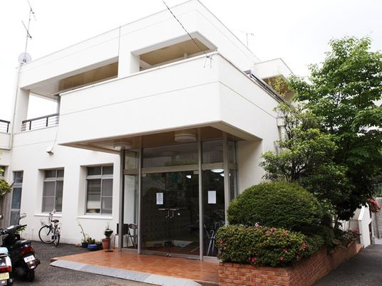 建物正面の出入口  