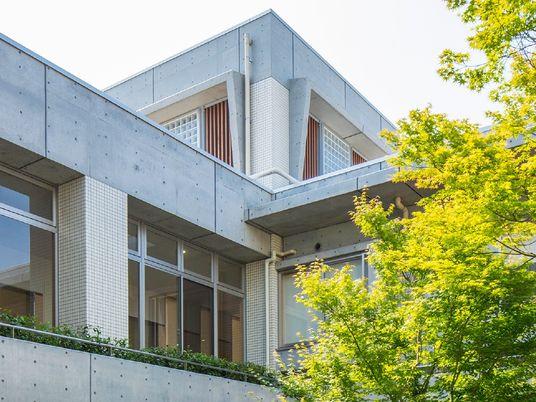 緑に囲まれた建物外観  