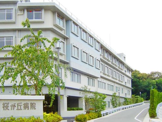 病院外観の建物  
