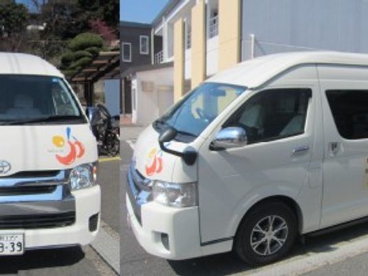 送迎車が並ぶ外観  