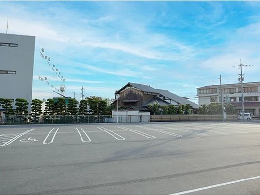 広い駐車場の外観  