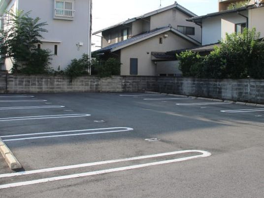 建物前の駐車場  