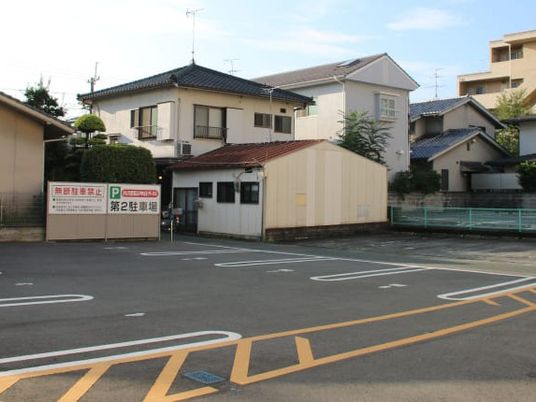 駐車場のある外観  