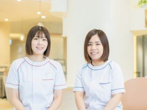 制服の女性スタッフが並ぶロビー  