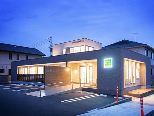 明るい外観の玄関  