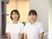 白衣の職員が並ぶ受付  