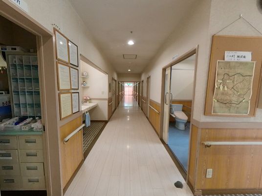 清潔感のある施設の廊下