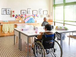 多目的空間で過ごす利用者