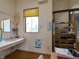 靴棚と洗面台のある部屋