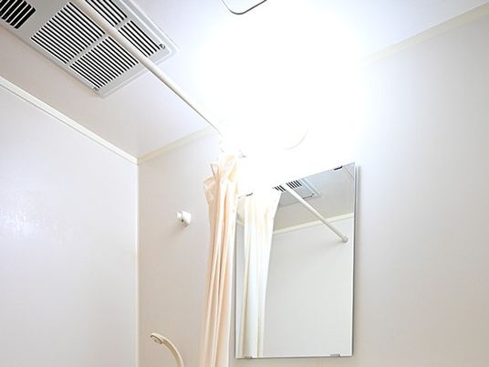 明るい浴室天井  