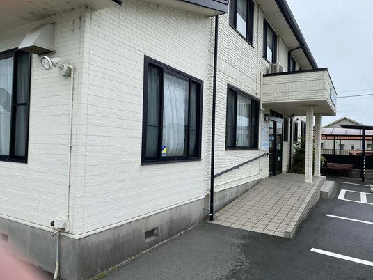 白い外壁の玄関まわり  