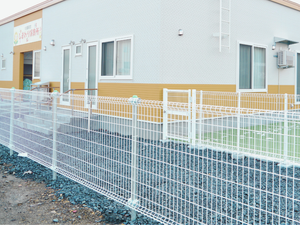 白い外壁の建物外観  