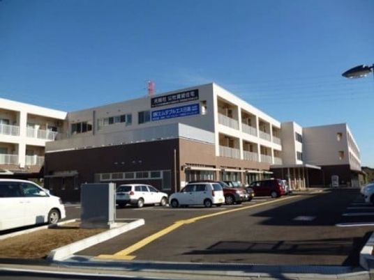 施設外観と駐車場の外観  