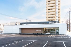 広い駐車場の建物外観