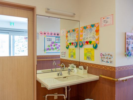 明るい洗面台と掲示物