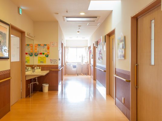 明るい配色の廊下