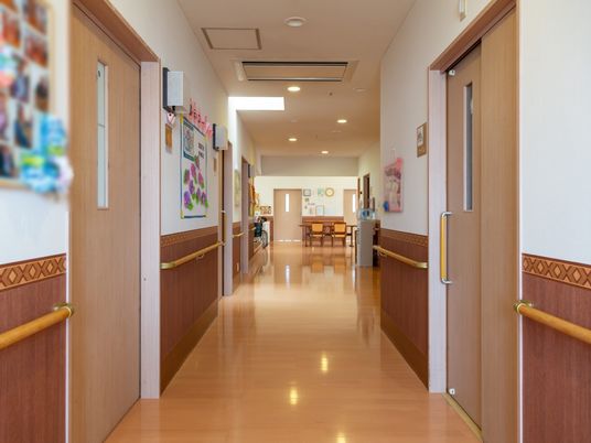 清潔な廊下と掲示物