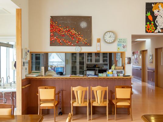 木製椅子のある食堂