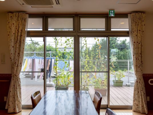 ダイニングからの窓越しの景色