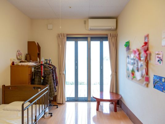 個室の明るい居室