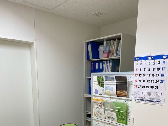 書類棚のある廊下  