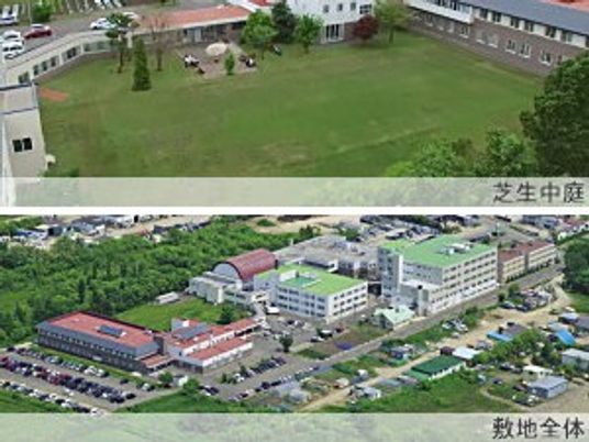 建物と芝生の中庭  