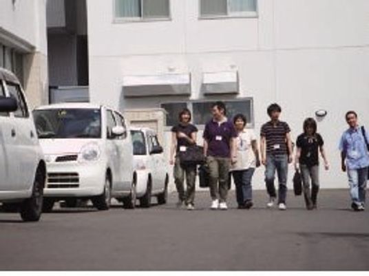 送迎中のスタッフと車両の外観  
