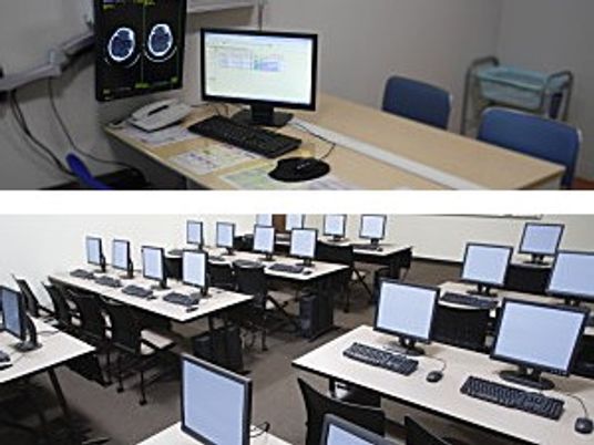 パソコンが並ぶ訓練室  
