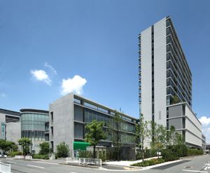 高層建物とエントランス