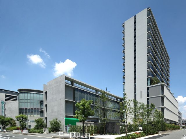高層建物とエントランス 外観 スタイリッシュな高層建物で働く環境が整っています。青空に映える外観が魅力です。