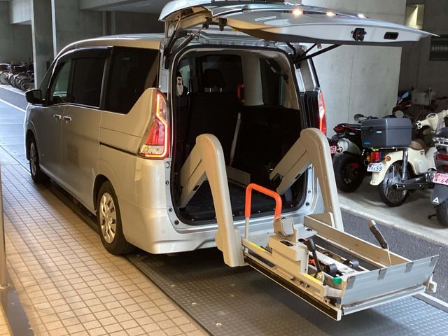 車椅子対応の送迎車 外観 車椅子の方も安心して利用できる送迎車です。到着時の安全な乗降が可能です。