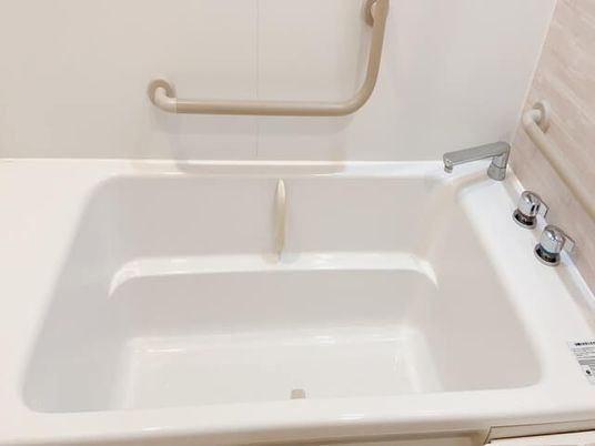 手すり付き浴室  
