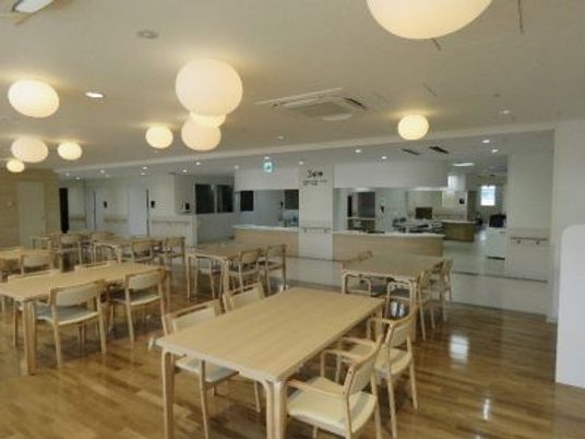 明るい食堂のテーブル席  