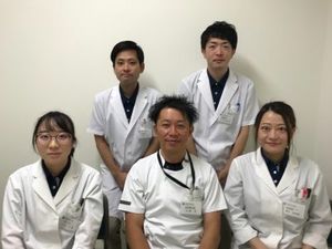 スタッフ5人の集合写真  
