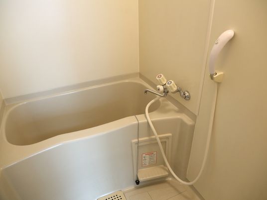 快適な設備の浴室