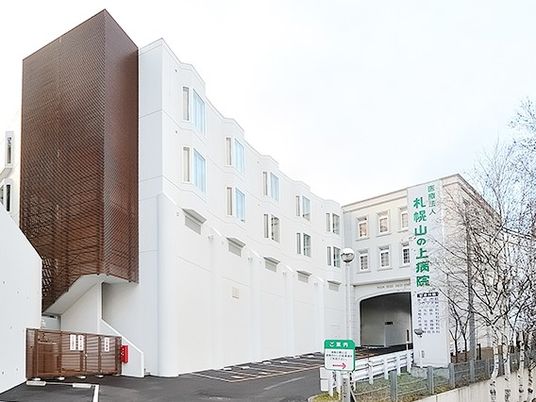 白い外観の建物  