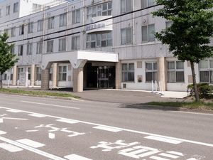 正面入口の外観